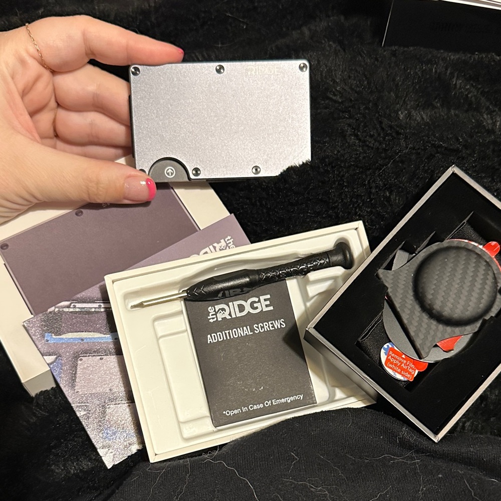 Ridge Metal Wallet with Accessories